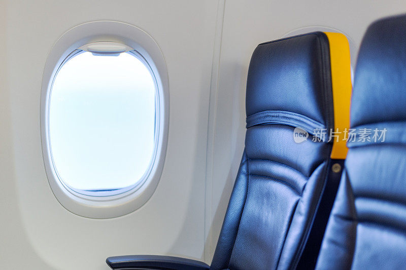 空的飞机。旅客免费乘飞机，航班取消。免费的靠窗的座位。为预防冠状病毒大流行，取消航班、禁止旅行、停飞航线。COVID - 19病毒爆发隔离